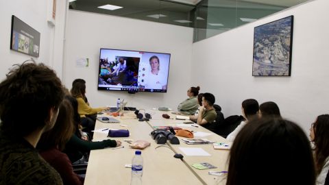 Becaris/es fent una formació de comunicació transformadora.